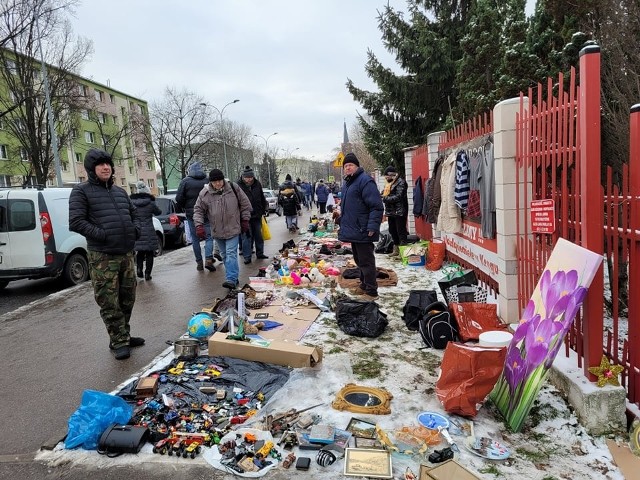 Wyprzedaż garażowa przed Klubem Rozrywki Krąg w Białymstoku (5 grudnia 2021 r.).