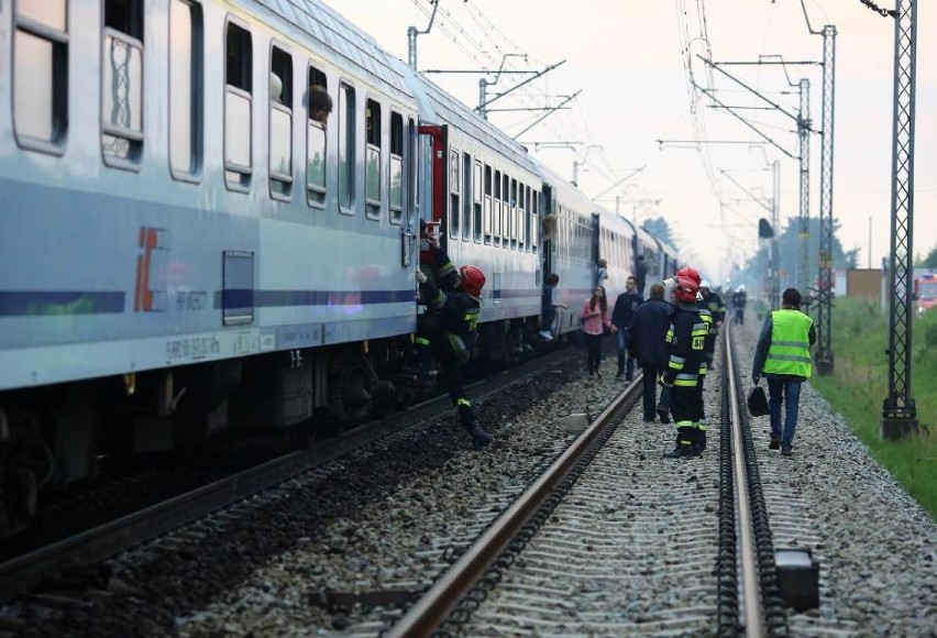 Wypadek pociągu TLK relacji Warszawa-Katowice. Pociąg uderzył w ciężarówkę ZDJĘCIA, WIDEO