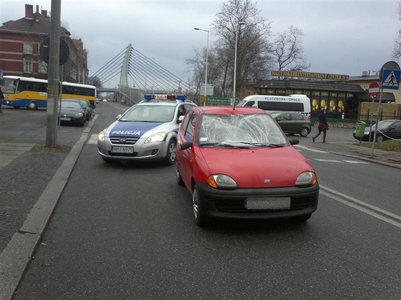 Fiat potrącił pieszego