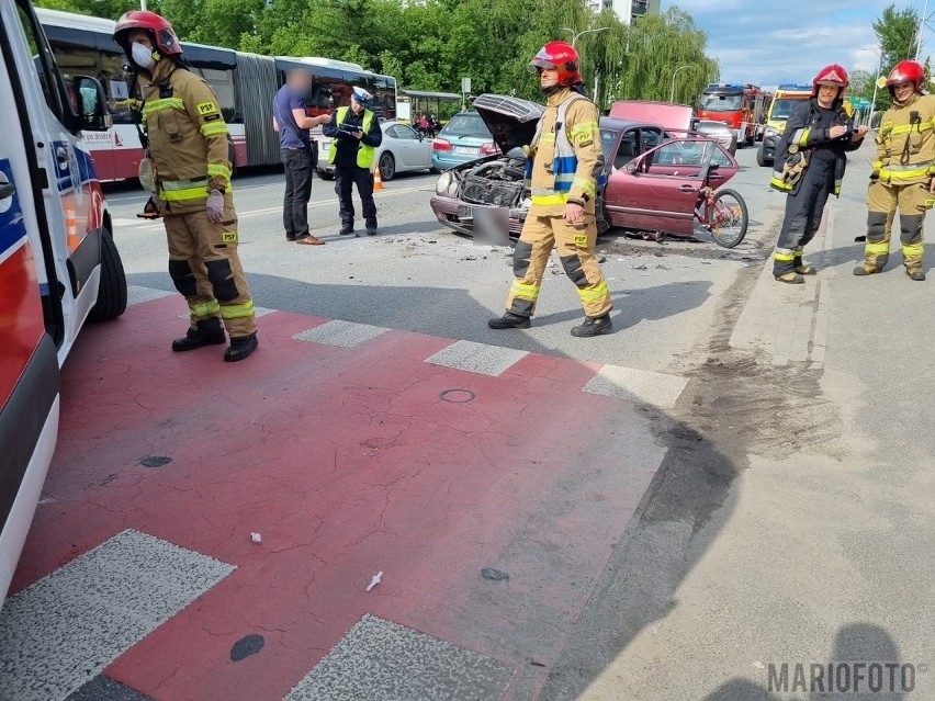 Wypadek w Opolu na Niemodlińskiej. Kierowca był pijany, w rozbitych samochodach były dzieci