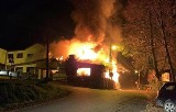 Pożar domu weselnego w Kończycach Małych. Spłonął całkowicie. To podpalenie? Wielki pożar gasiło 10 jednostek straży pożarnej