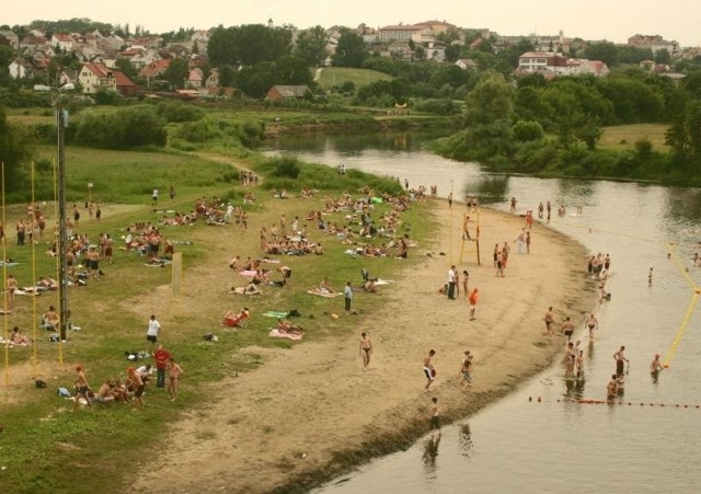 Plaża miejska w Łomży, obok mostu Hubala, będzie funkcjonowała od 26 czerwca. Regulamin zakazuje wnoszenia na nią alkoholu.