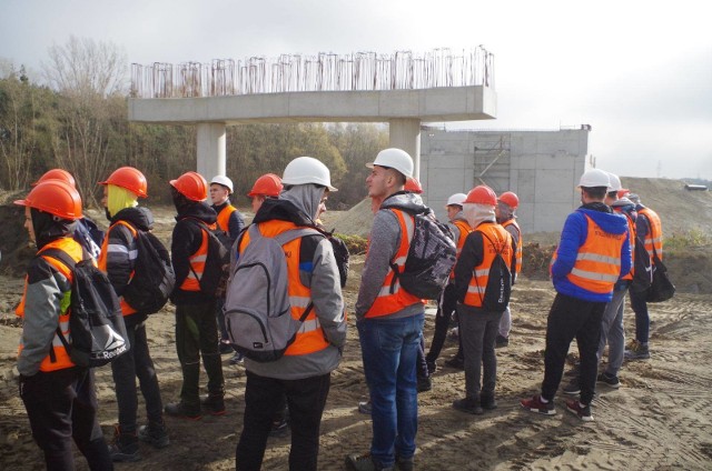 Uczniowie budowlanki przy powstającym wiadukcie w pasie budowanej obwodnicy Stalowej Woli i Niska