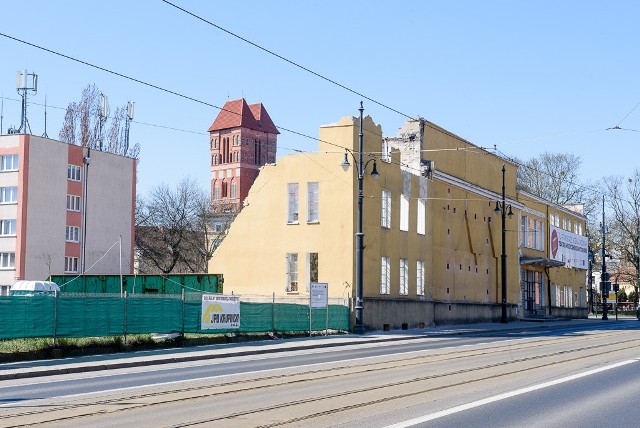 Trwa rozbudowa dawnego kinoteatru „Grunwald” przy ul. Warszawskiej w Toruniu.  Powstanie tu główna siedziba Kujawsko-Pomorskiego Impresaryjnego Teatru Muzycznego. Z pierwotnego budynku zostały już tylko ściany zewnętrzne od ulicy Warszawskiej i Woli Zamkowej. One zostaną zachowane. Zobacz też:Gdzie kupimy maseczki w Toruniu. Która najlepsza?Która podstawówka w Toruniu najbardziej oblegana?Gruntownie zmienią się wnętrza. Powstanie scena obrotowa, będą nowoczesne urządzenia sceniczne. Na widowni zmieści się ponad 700 foteli. W przebudowanym gmachu, poza sceną, jej zapleczem, salami prób i biurami, znajdą się pokoje hotelowe dla grających gościnnie aktorów. Wiele detali i przedmiotów z dawnego wystroju i wyposażenia kinoteatru ma zostać zachowanych i wyeksponowanych. Remont i rozbudowa ma kosztować ponad 27 mln złotych. 