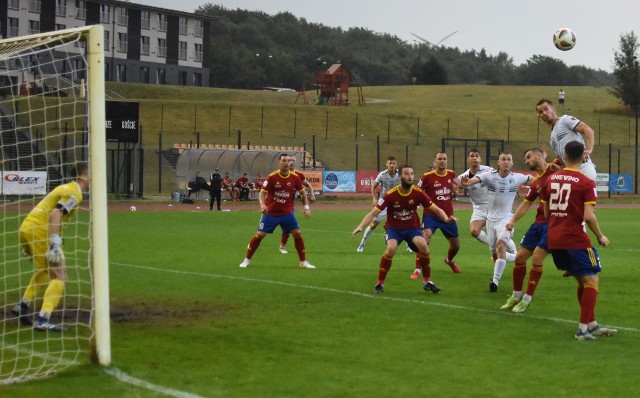 Piłkarze Olimpii (na biało) podobnie jak jesienią pokonali Stolem. W Gniewinie zwyciężyli 4:0, a na swoim boisku 1:0