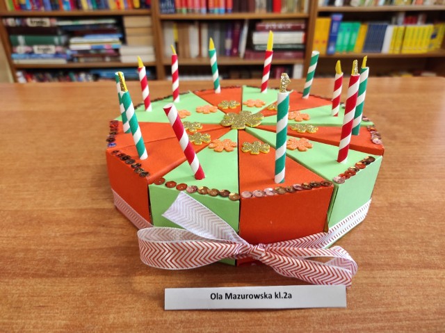 W Szkole Podstawowej nr 13 w Zielonej Górze otwarta została wystawa tortów. To papierowe dzieła na urodzinowy konkurs szkolnej biblioteki