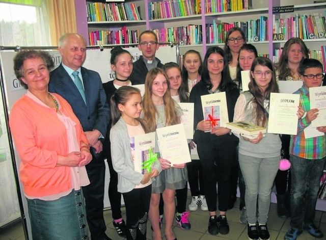 Laureaci i wyróżnieni w Konkursie Poetyckim Opowiedz to wierszem podczas wręczenia nagród w bibliotece w Stromcu.