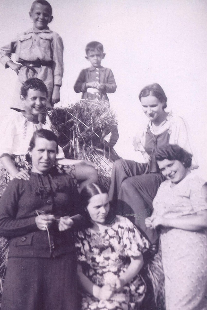 Rok 1936, rodzina Falkowskich na wakacjach w Dubicy. Od...