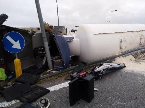 Wypadek w Jędrzejowie. Nie żyje kierowca ciężarowego iveco