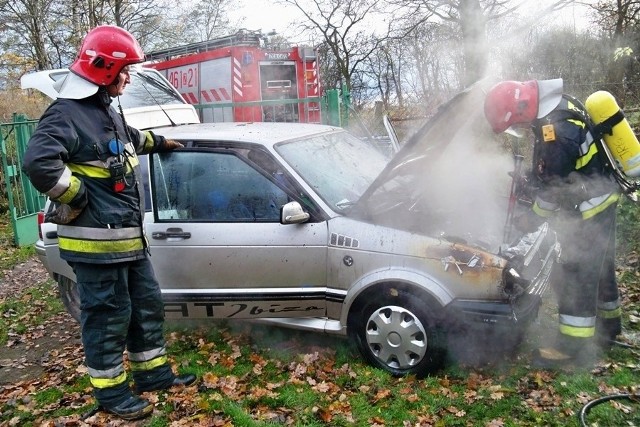 Strażacy z Jednostki Ratowniczo -Gaśniczej w Kamieniu Pomorskim podczas gaszenia samochodu.