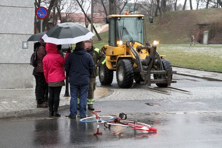 Wypadek: Rowerzysta wjechał w widły ładowarki 