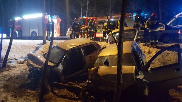 Policyjny pościg zakończył się zderzeniem dwóch samochodów. Ranne zostały dwie osoby, kierowcy aut.
