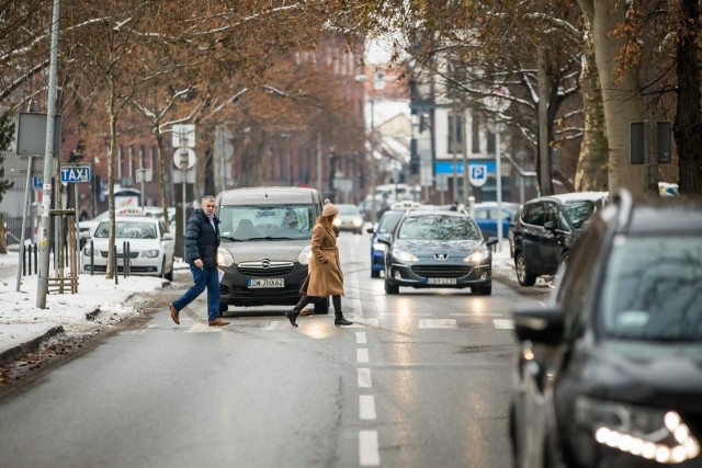 Kierowcy mają obowiązek zachowania szczególnej ostrożności zbliżając się do przejścia dla pieszych