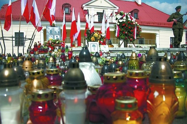 Na Rynku Kościuszki białostoczanie oddają hołd ofiarom katastrofy pod Smoleńskiem.