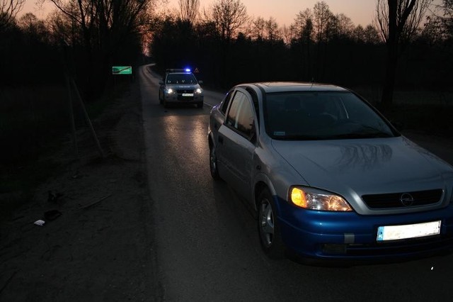 Kierowca opla astry potrącił młodego mężćzyznę nad ranem w piątek w Szydłówku.