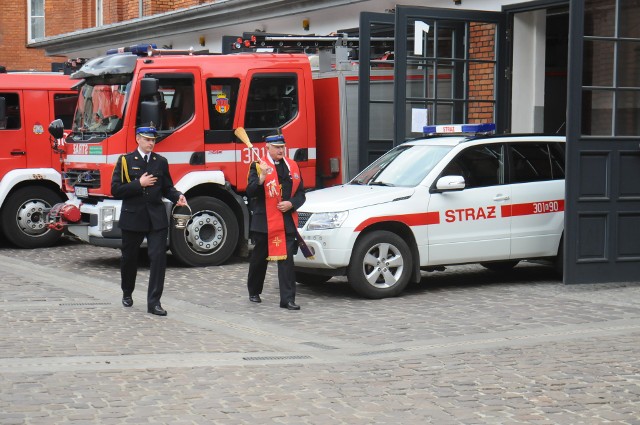 Uroczyste odsłonięcie tablicy z okazji zakończenia prac modernizacyjnych siedziby straży pożarnej przy ulicy Westerplatte