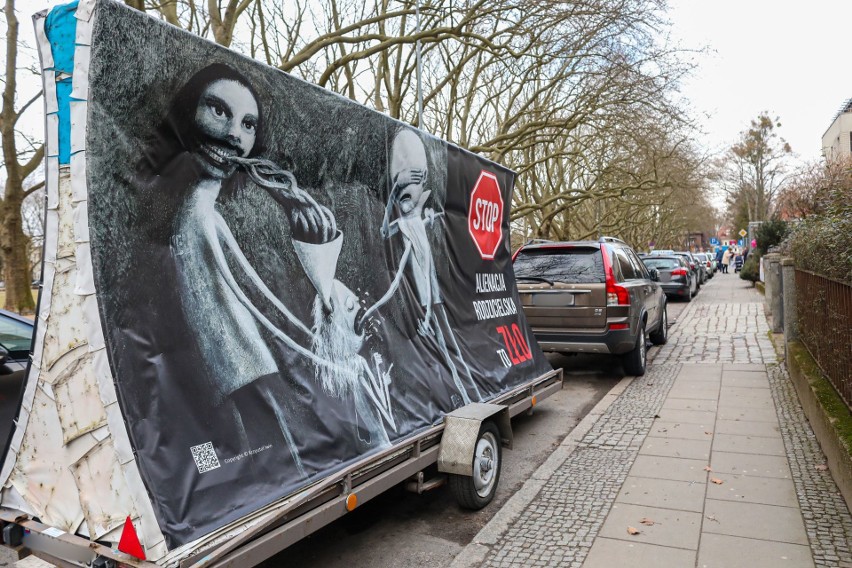 Szokujący billboard przy Jasnych Błoniach w Szczecinie. Matka wysysa mózg dziecka