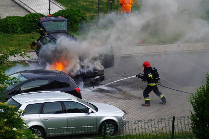 Pożar samochodu w Opolu. Audi zapaliło się na osiedlowym parkingu przy ul. Sieradzkiej