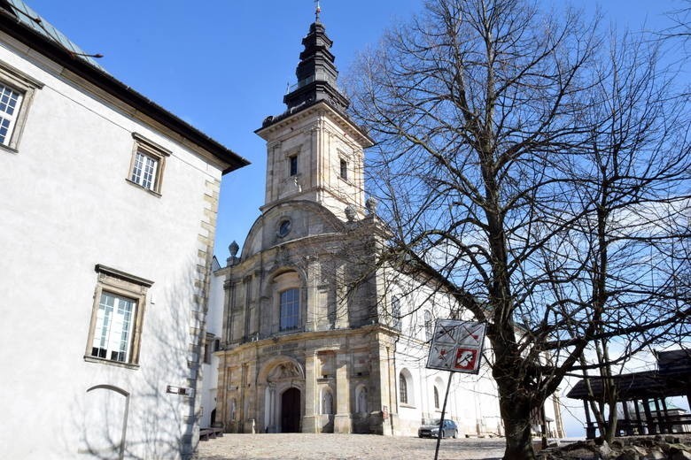 Koronawirus. Środki bezpieczeństwa w sanktuarium na Świętym Krzyżu i specjalne modlitwy o zatrzymanie pandemii [WIDEO, ZDJĘCIA]