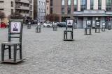 Kraków pamięta o swoich dawnych mieszkańcach. Niezwykła wystawa na placu Bohaterów Getta. Na słynnych krzesłach pojawiły się zdjęcia