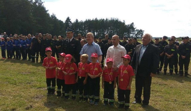 Organizatorzy i sponsorzy z Młodzieżową Drużyną Pożarniczą z Secemina podczas niedzielnych zawodów na stadionie w Żelisławicach.