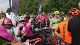 IX etap Grand Prix Kaczmarek Electric MTB 2021 w Nowej Soli. Wystartowało kilkuset kolarzy. Kolarze na starcie pełni sił. Pogoda sprzyja