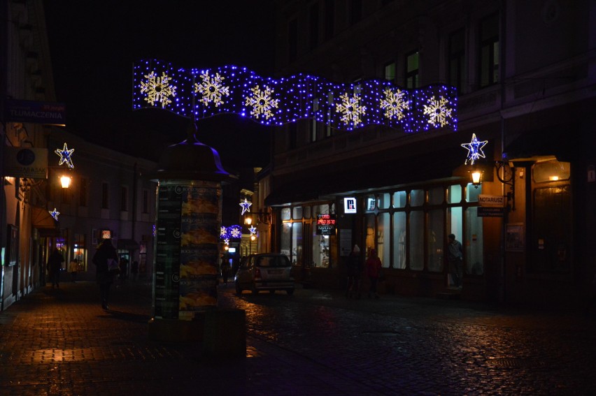 Tarnów. Świąteczne iluminacje zdobią miasto