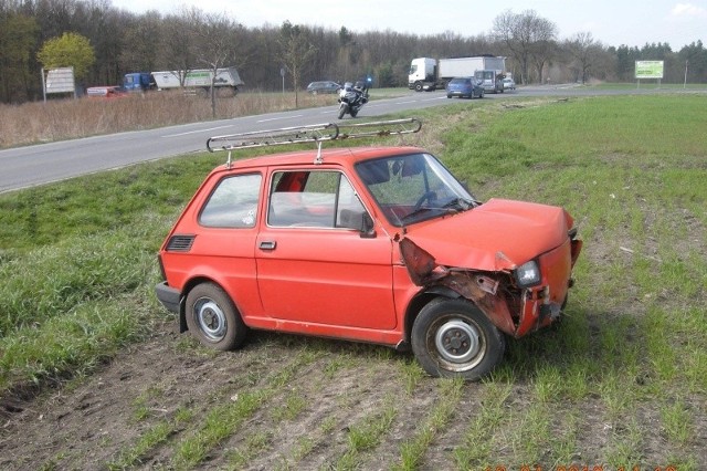 Fiat 126p stał na polu przy drodze Gogolin - Górażdże, w rejonie skrzyżowania do Kamienia Śląskiego.