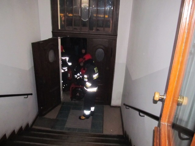 Ciężkie wozy strażackie, kilka zastępów strażaków i sporo strachu - w gabinetach białogardzkiego ratusza pojawił się dym. Pożar wybuchł po godz. 16. Tymczasem trwała sesja Rady Miasta.