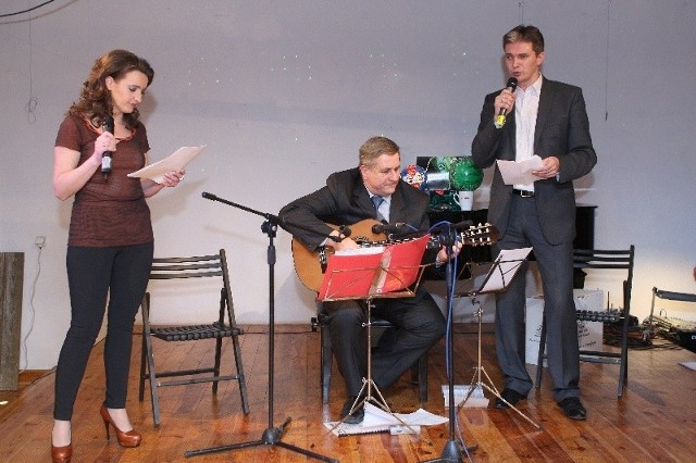 Posłanka Marzena Okla-Drewnowicz i marszałek Adam Jarubas bisowali swoją piosenkę.
