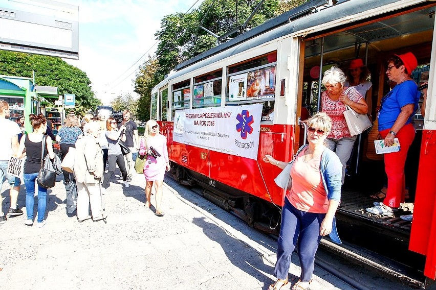 Kolorowy tramwaj profilaktyczny HIV - AIDS na ulicach Szczecina