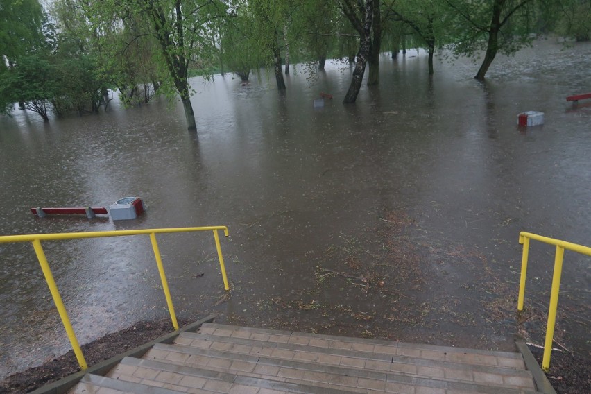 Białystok sparaliżowany z powodu deszczu. Ulewa 07.05.2017