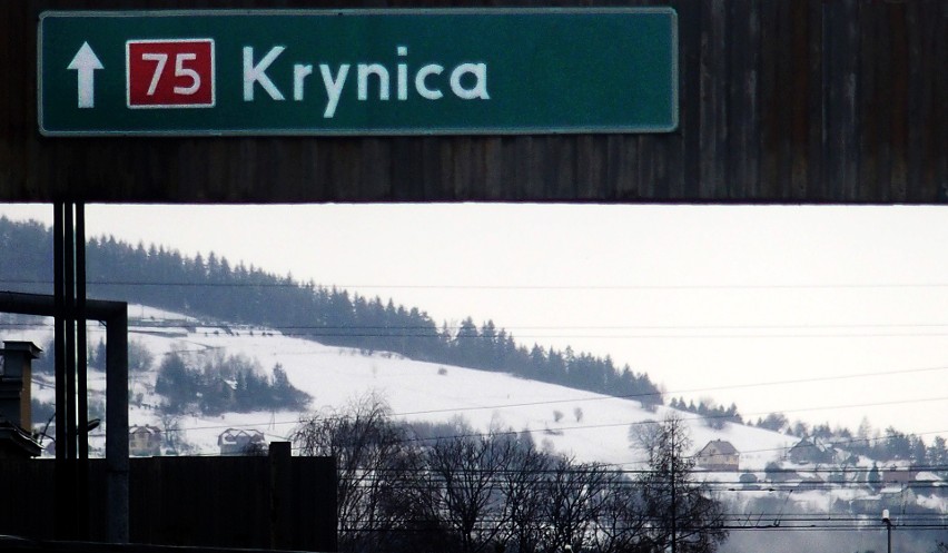 Kaczyński i Nikifor w osamotnieniu patrzą na "wiosenną" Krynicę-Zdrój [ZDJĘCIA]