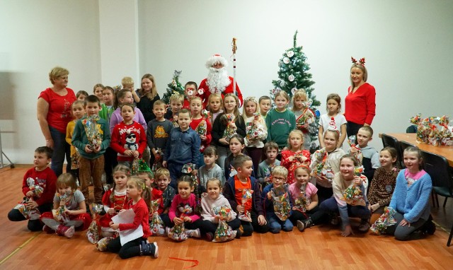 W warsztatach i spotkaniu ze Świętym Mikołajem udział wzięło kilkadziesiąt dzieci.