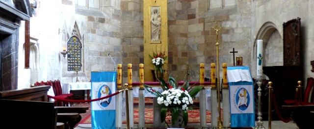  Cudowna figura Matki Bożej Uśmiechniętej z Dzieciątkiem Jezus znajduje się w ołtarzu głównym bazyliki kolegiackiej w Wiślicy. Uroczysta koronacja  miała miejsce 50 lat temu -  17 lipca 1966 roku.