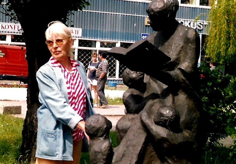 Krystyna Panasik przy pomniku Marii Konopnickiej na...