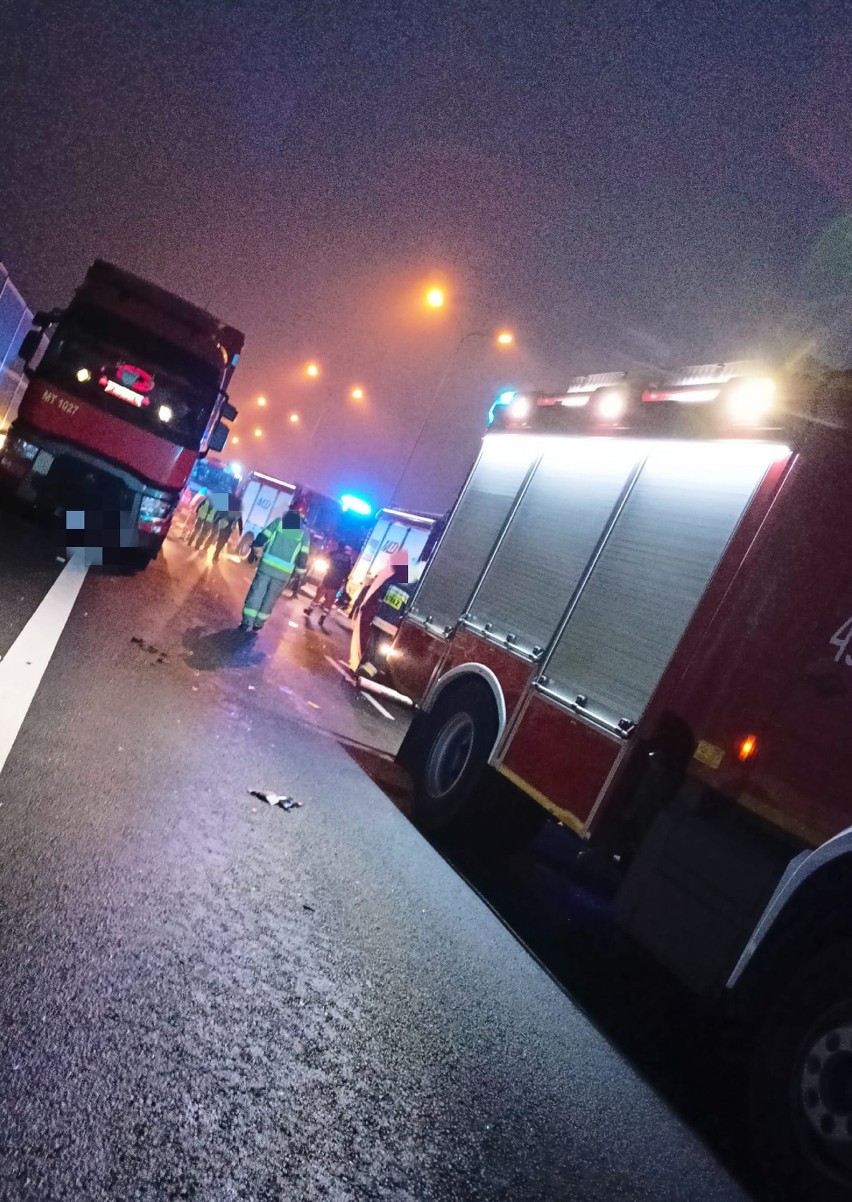 Śmiertelny wypadek na S7 w Długowoli w powiecie grójeckim. Samochód odbił się od ciężarówki i uderzył w bariery