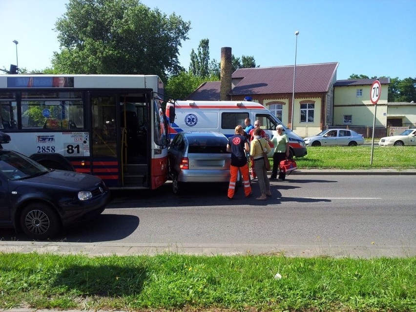 Autobus zderzył się z samochodem osobowym na ul. Mieszka I w...