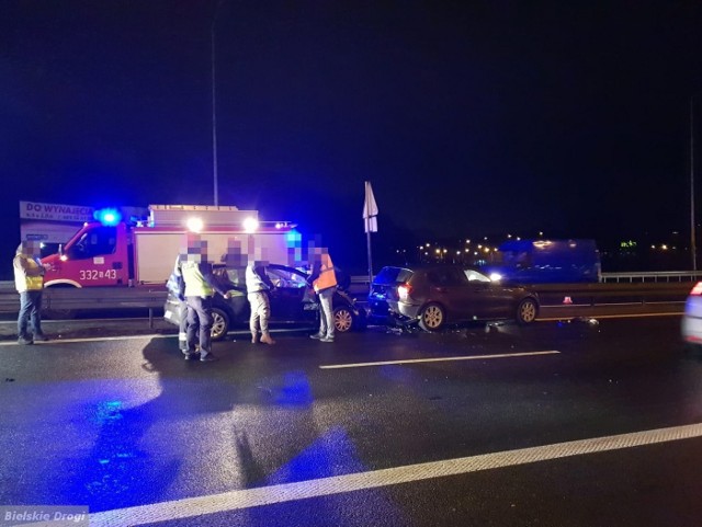 Dziewięć samochodów uczestniczyło we wczorajszym karambolu na drodze S-52 w Bielsku-Białej. Do szpitala trafiły dwie osoby.