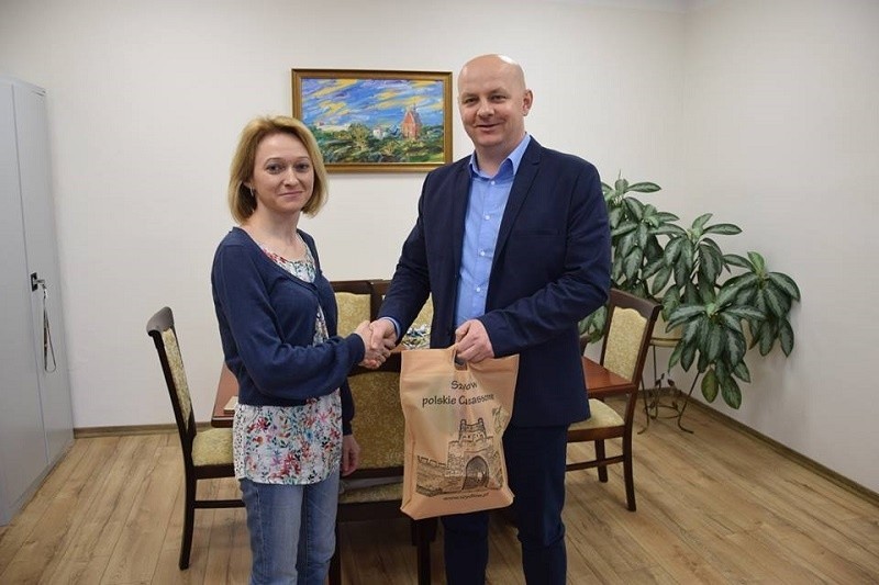 Justyna Lis odebrała nagrodę od burmistrza Szydłowa Andrzeja...