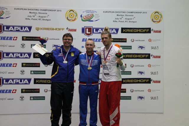 Mieszkający w Słomnikach Łukasz Czapla (z prawej) w mistrzostwach Europy w Mariborze był na podium