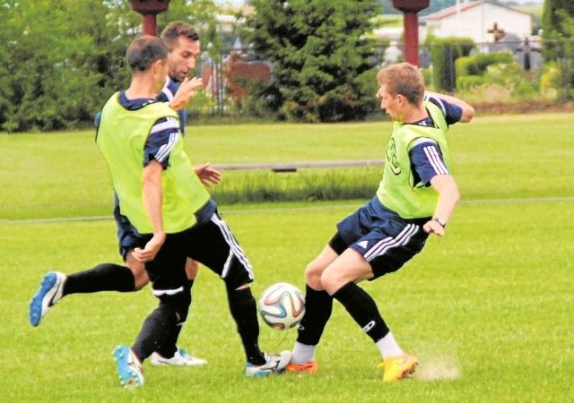 Aleksandar Atanacković (z lewej) i Marcin Tarnowski (w środku) w poprzednim sezonie długo leczyli kontuzje. Doświadczeni pomocnicy wierzą, że tym razem obejdzie się bez problemów ze zdrowiem