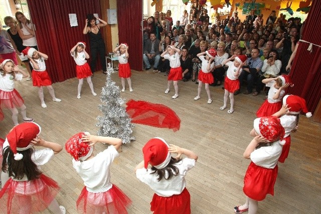 W czerwonych czapkach _- Skrzacikowe nutki  zatańczyły piękny układ do piosenki " Jingle bells&#8221;.  Rodzice, których wprowadzono w świąteczny nastrój,  byli zachwyceni.