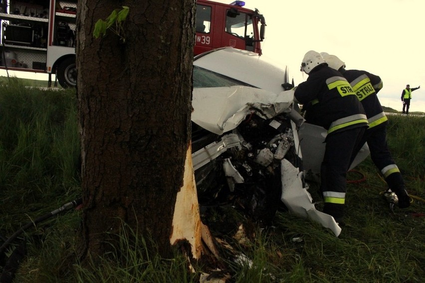 Wypadek koło Rymania. Zjechał z drogi i  uderzył w drzewo [wideo]