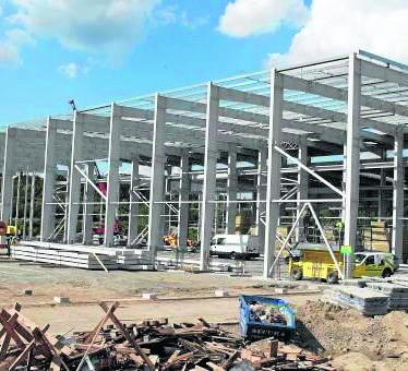 Zachęty dla inwestorów w specjalnych strefachTeleyard buduje nową fabrykę między papiernią Skolwin a hutą. Około 40 ha objętych zostało statusem specjalnej strefy .