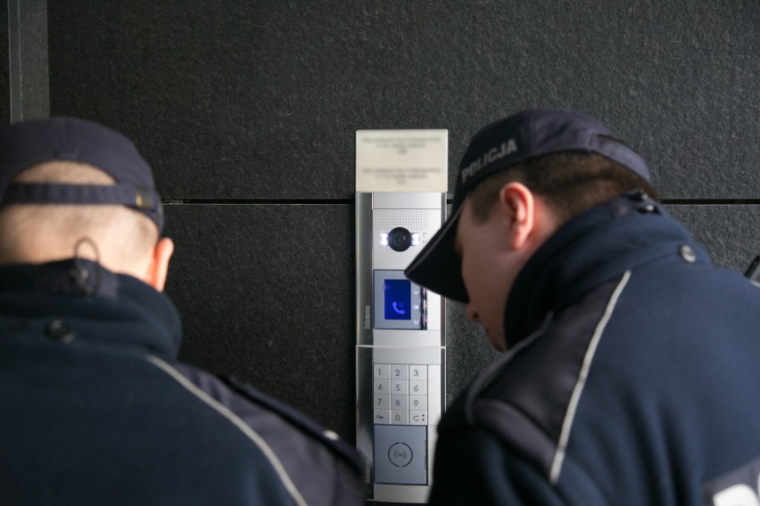 Małopolscy policjanci kontrolują przestrzeganie warunków kwarantanny domowej [ZDJĘCIA]