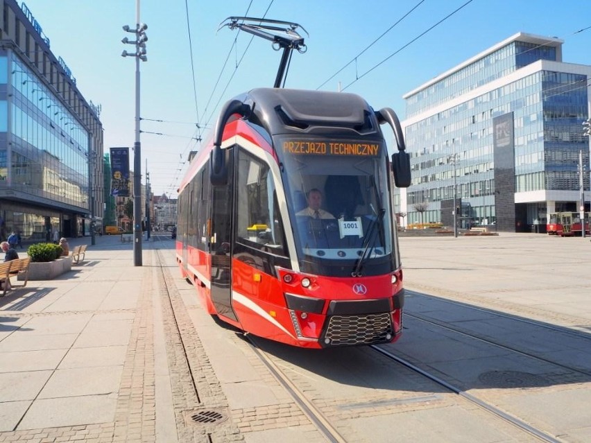 W połowie kwietnia po raz pierwszy nowy tramwaj wyjechał na...