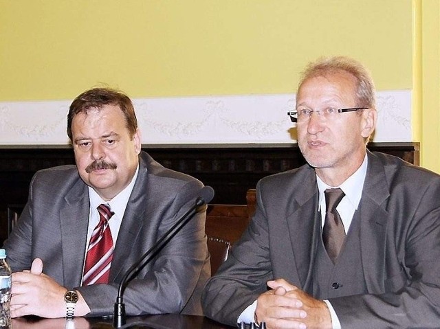Wiceminister Ryszard Stachurski (z prawej) obiecał dodatkowy milion na salę. Obok starosta Stanisław Skaj