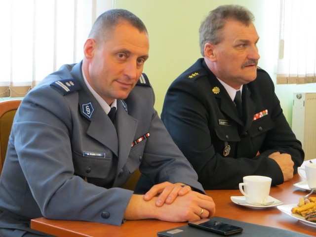 Artur Kamiński (z lewej), komendant powiatowy policji przedstawił radnym w powiecie raport na temat bezpieczeństwa. Obok kapitan Marek Ławrecki, komendant powiatowy straży pożarnej.