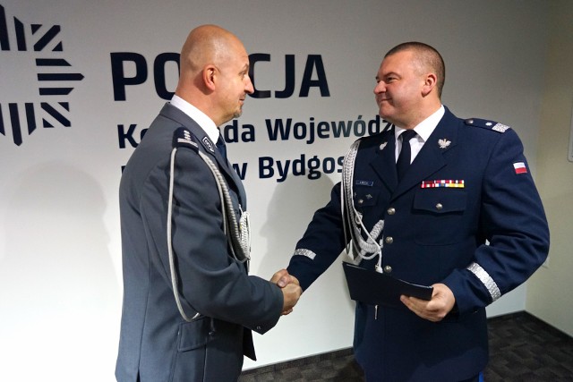 W dzisiejszych warunkach zrezygnowano z oficjalnej uroczystości i pełniącego obowiązki komendanta wojewódzkiego policji w Bydgoszczy, insp. Piotra Leciejewskiego, zastępca komendanta głównego policji przedstawił szefom komend miejskich i powiatowych podczas, zorganizowanej w tym celu, wideokonferencji.